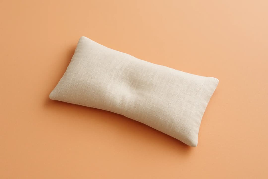 Immagine simbolica che mostra la transizione da un letto disordinato e ansioso a uno sereno e invitante.