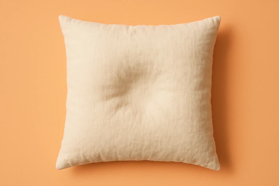 Camera da letto tranquilla e buia di notte, illuminata da una soffusa luce lunare.